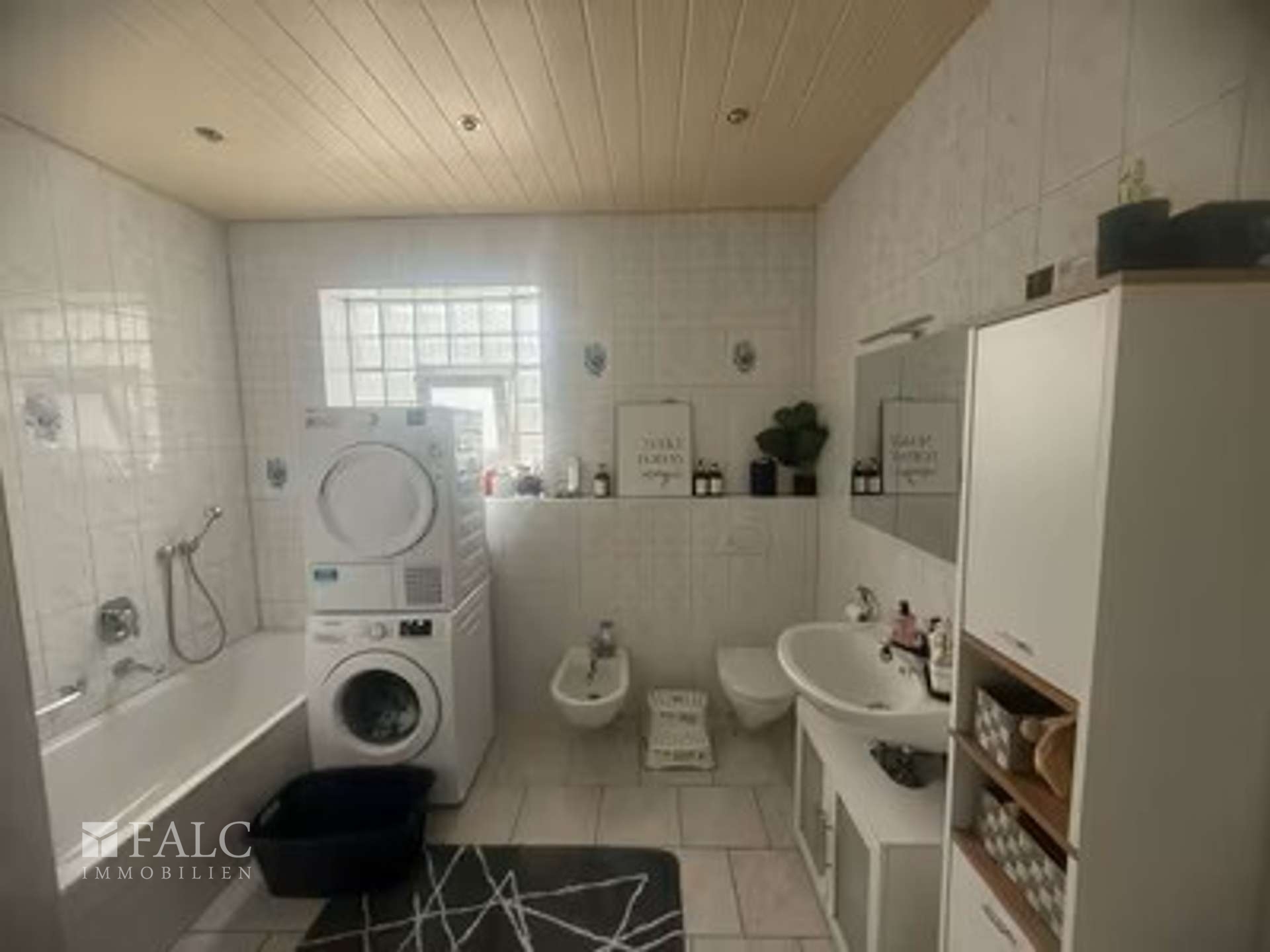 modernes Badezimmer 